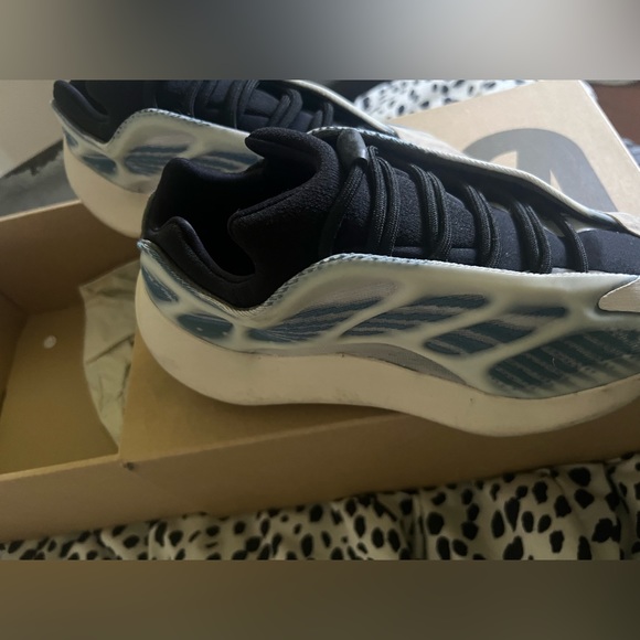 yeezy 700 kyanite - Picture 6 of 6